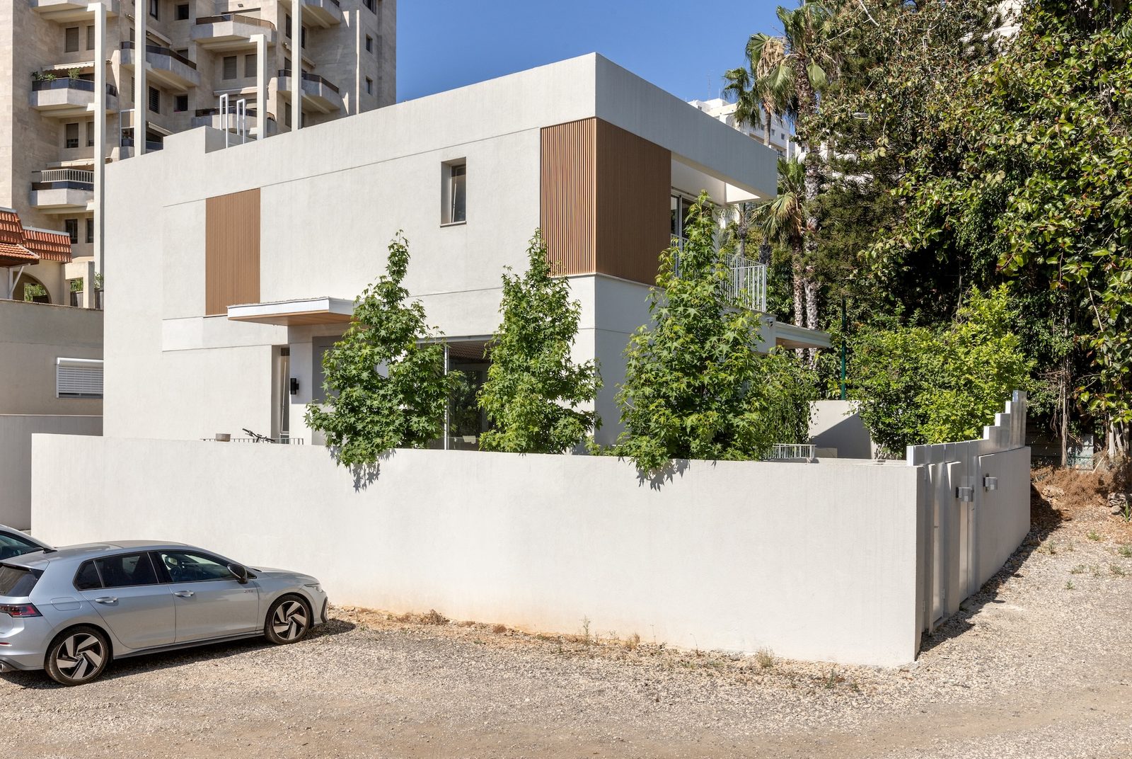 חזית הרחוב וגדר הבטון של הבית ברמת השרון