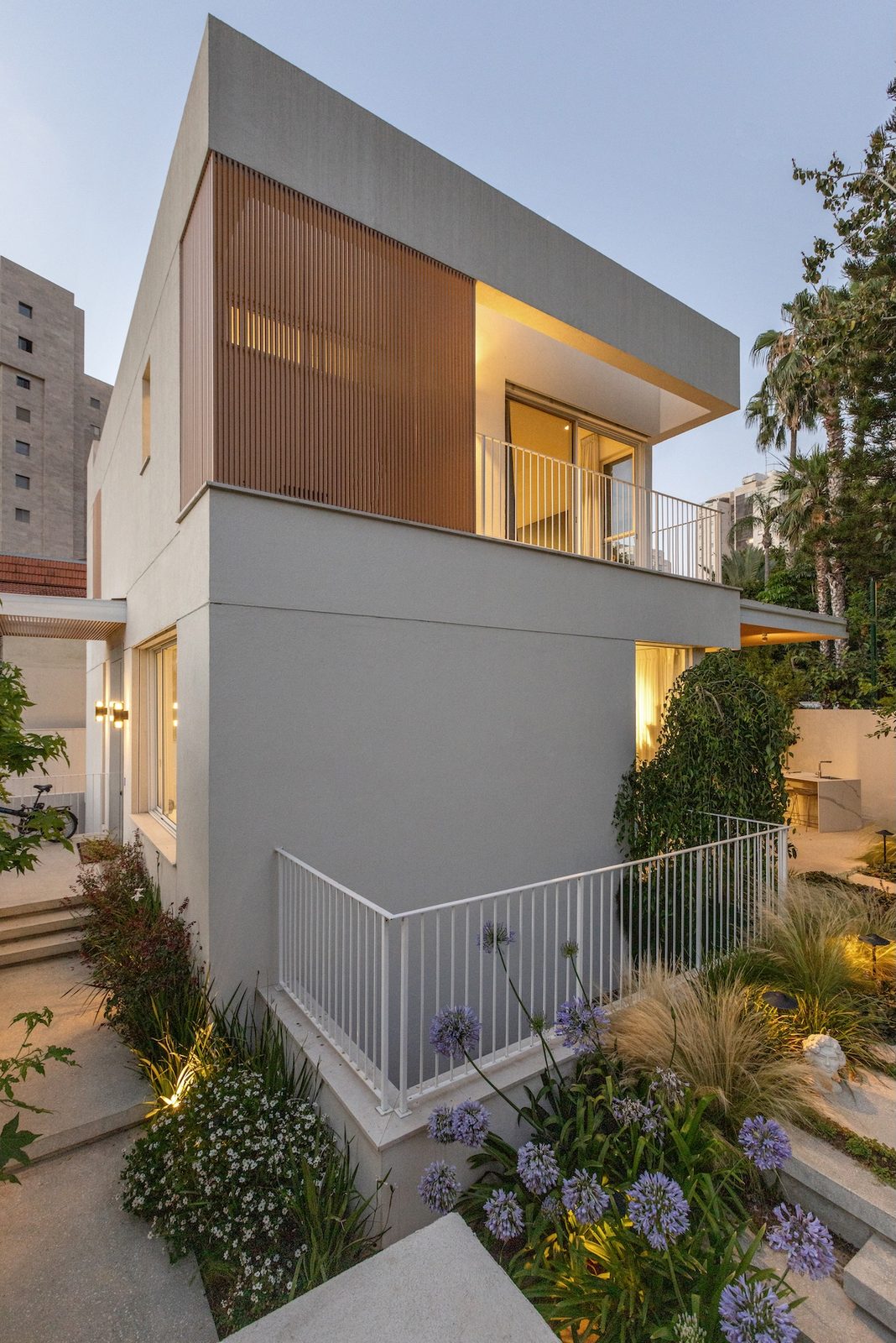 חזית הבית בתאורת ערב מבט מהגינה בבית ברמת השרון